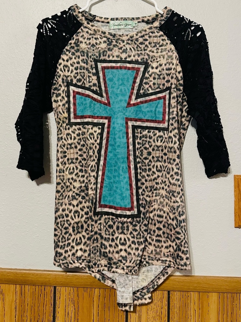 Southern Grace women size MEDIUM Leopard Cross Raglan Top Black & Turquoise